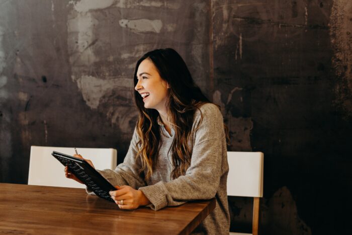 Femme au Bureau des contenus