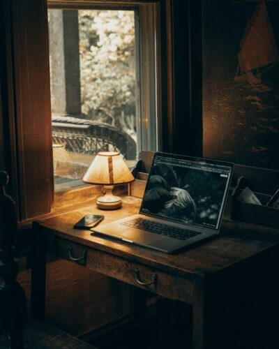 Photo d'un ordinateur dans un style rétro représentant le travail du Bureau des Contenus