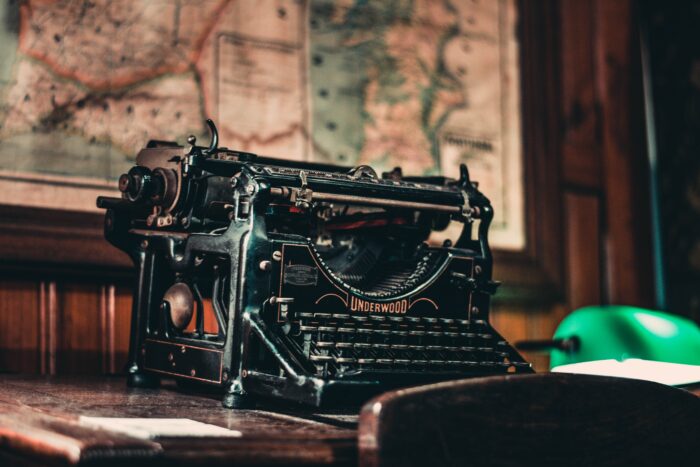 Photo d'une machine à écrire dans un style rétro représentant le travail du Bureau des Contenus