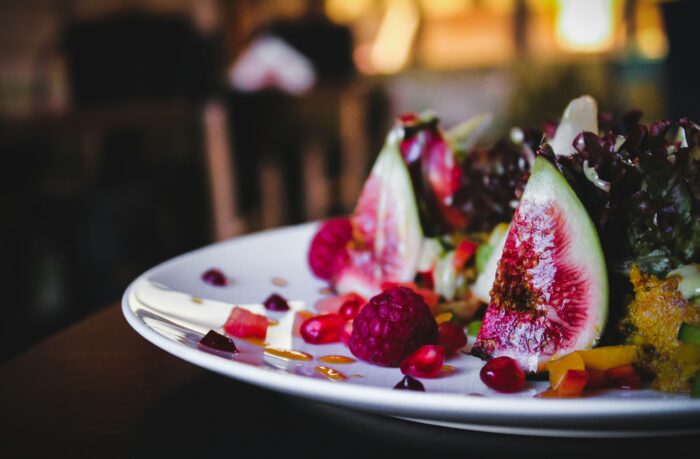 Photo de fruits sur une assiette dans un restaurant